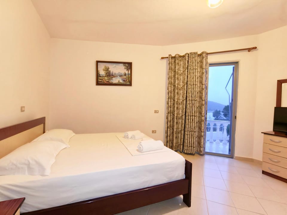 Elisabet Seaside Villa Apartment in Ksamil