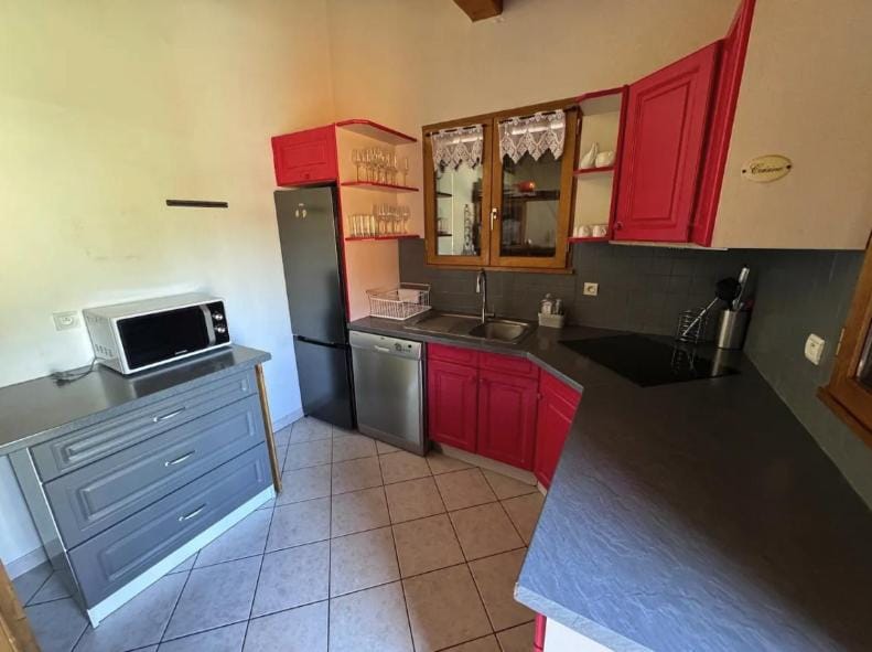 Kitchen or kitchenette, dishwasher, oven