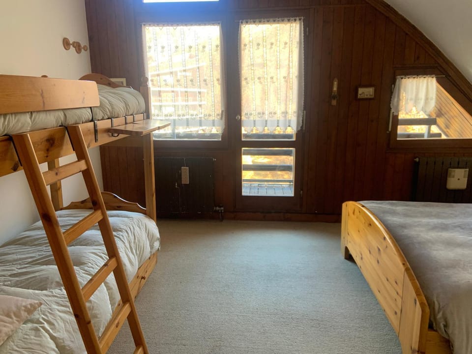 Bed, Day, Photo of the whole room, Bedroom, bunk bed