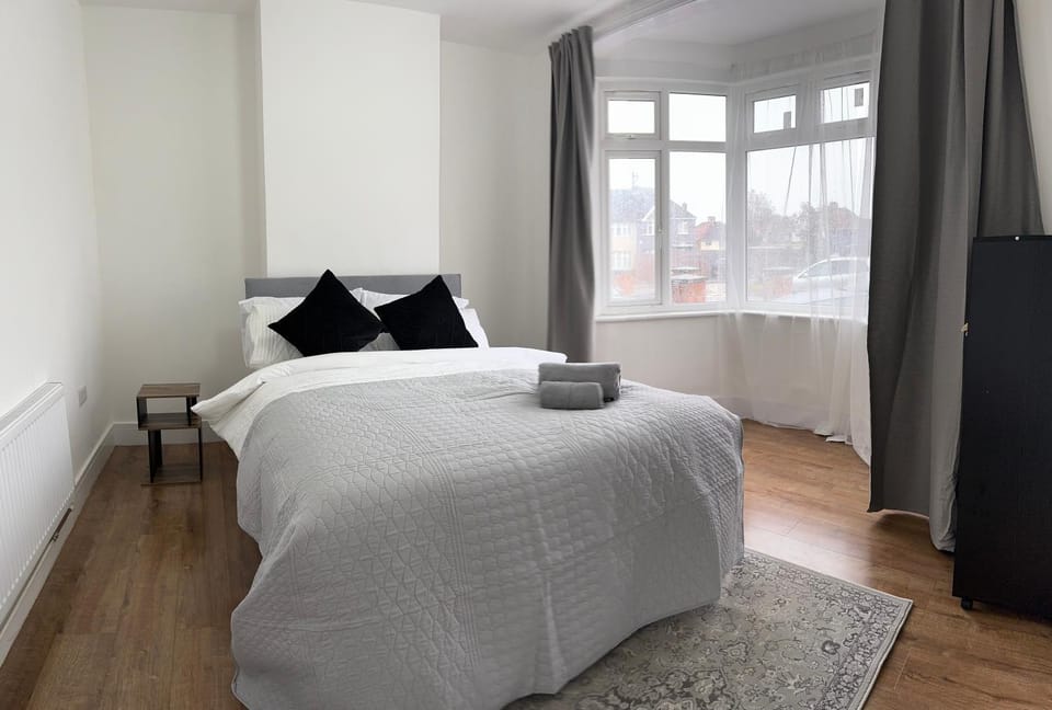 Bed, Photo of the whole room, Bedroom, towels