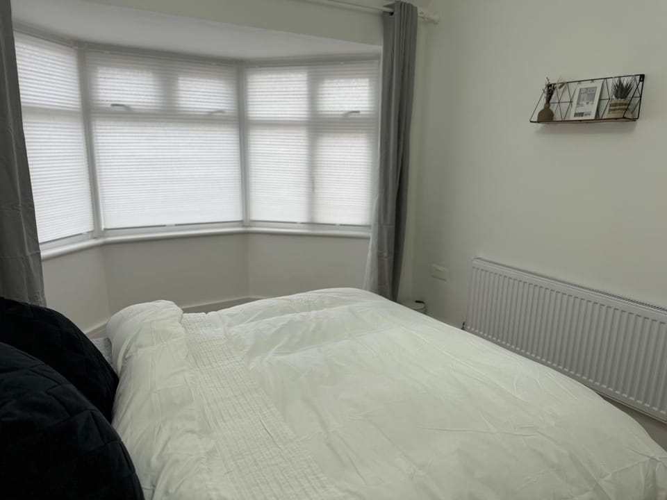 Bed, Photo of the whole room, Bedroom, internet