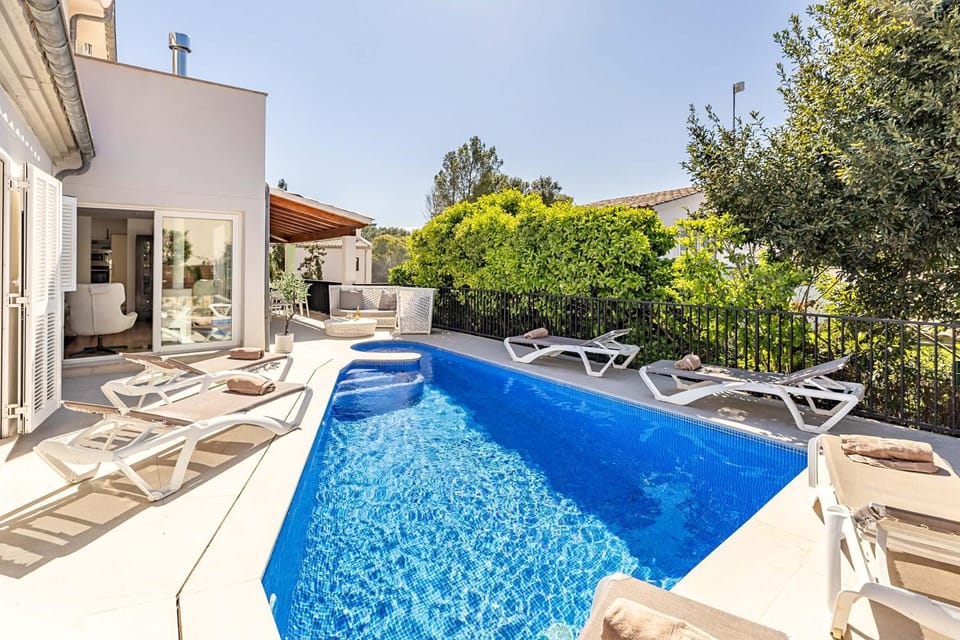 Property building, Swimming pool, sunbed