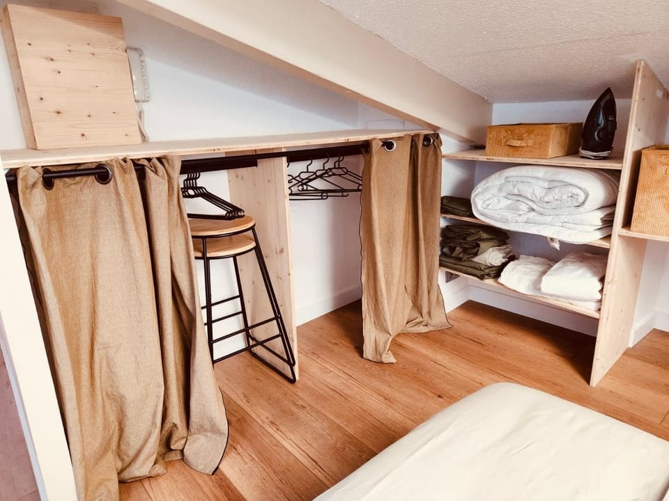 Photo of the whole room, Bedroom, towels
