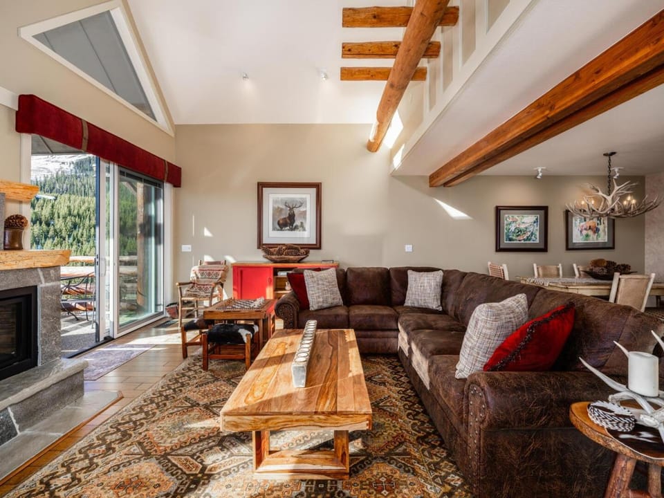 Three-Bedroom House House in Big Sky