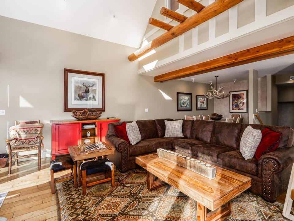 Three-Bedroom House House in Big Sky