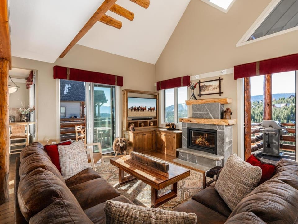 Three-Bedroom House House in Big Sky