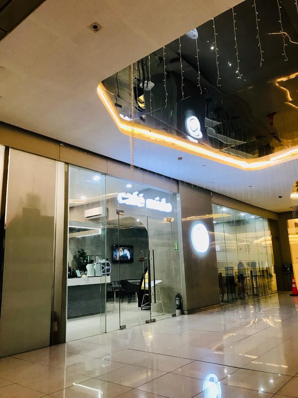 Restaurant/places to eat, Night