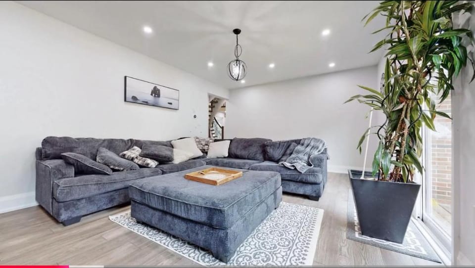Newly renovated luxury villa in Stouffville, ON Villa in Whitchurch-Stouffville
