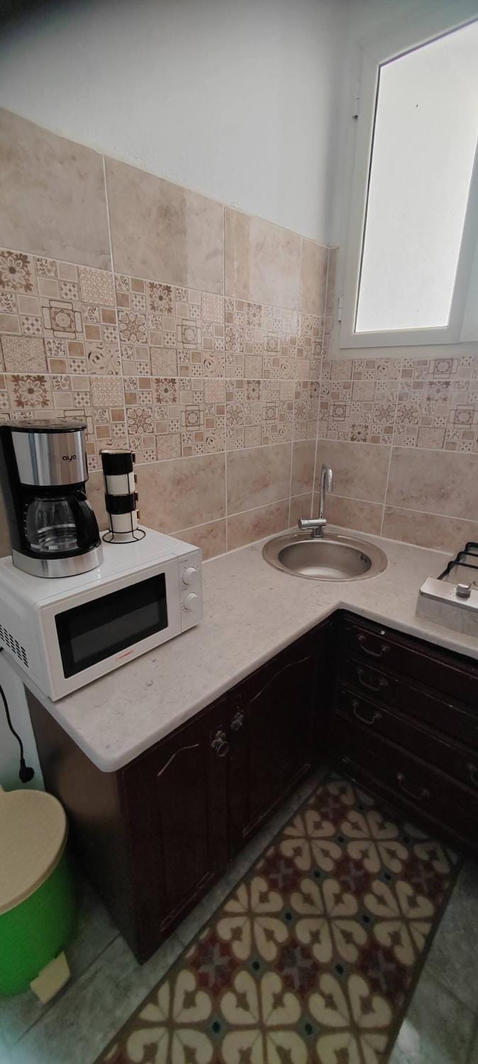 Kitchen or kitchenette, minibar, stove