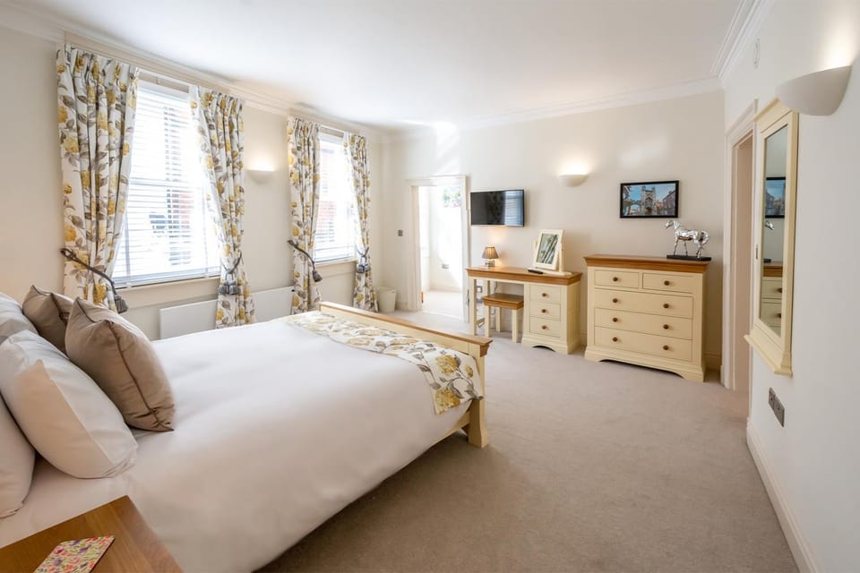 Bed, TV and multimedia, Bedroom