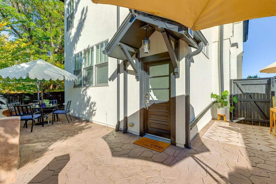 Steps from Wash Park: Modern Apt, Patio + Parking Apartment in Denver
