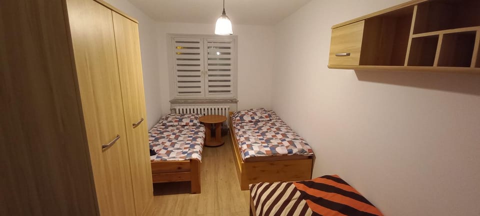 Apartament JUKI 2, obok Katowice Wynajem na doby, krótkoterminowy, 2 pokoje, możliwość dodatkowych dwóch osób na rogówce w salonie za dodatkową opłatą, 37m2,- po kapitalnym remoncie, Wifi Apartment in Poland