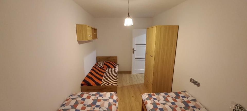 Apartament JUKI 2, obok Katowice Wynajem na doby, krótkoterminowy, 2 pokoje, możliwość dodatkowych dwóch osób na rogówce w salonie za dodatkową opłatą, 37m2,- po kapitalnym remoncie, Wifi Apartment in Poland