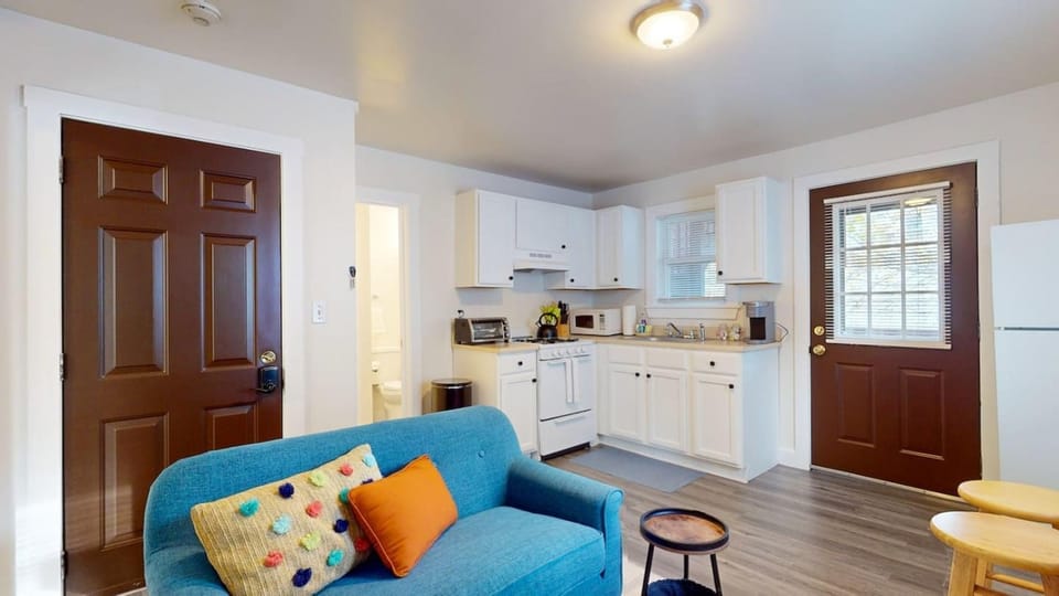 Sunny Riverside Apt Near MIT, Harvard & Red Line Apartment in Cambridgeport