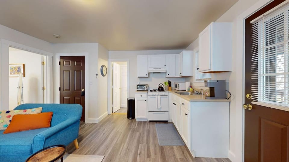 Sunny Riverside Apt Near MIT, Harvard & Red Line Apartment in Cambridgeport