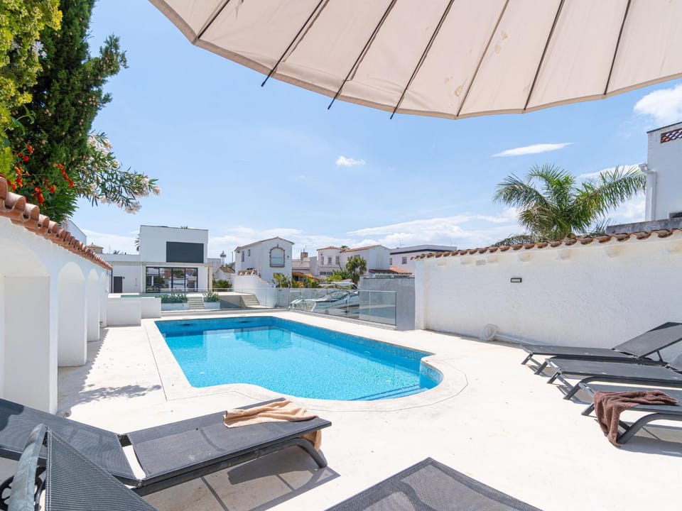 Villa de Lujo con Piscina Privada y Aparcamiento en Empuriabrava - HISP-288-67 Villa in Alt Empordà