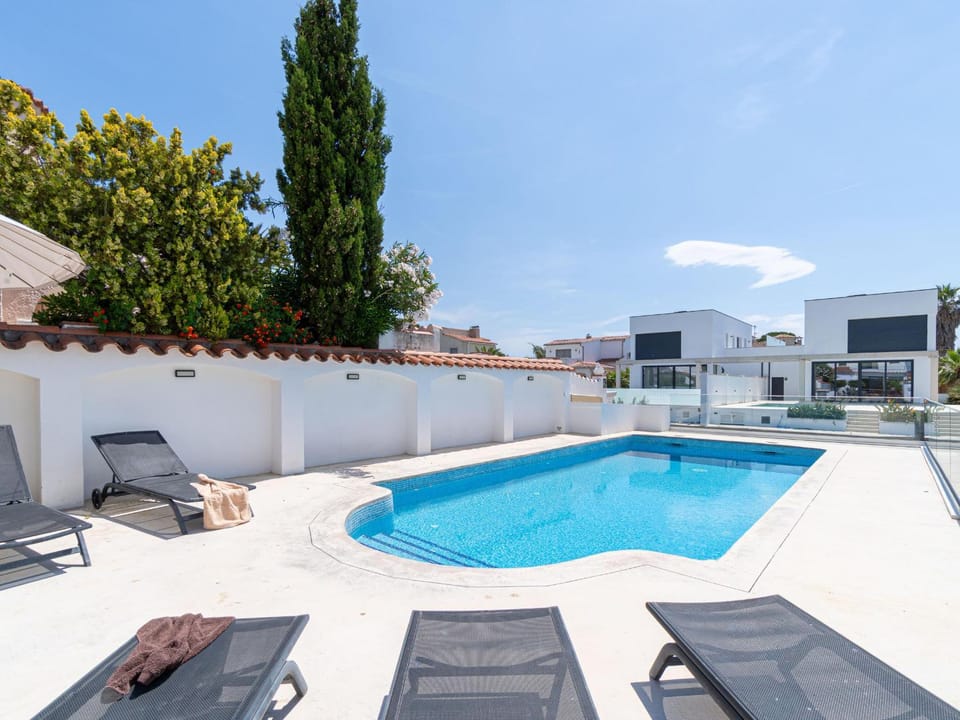 Villa de Lujo con Piscina Privada y Aparcamiento en Empuriabrava - HISP-288-67 Villa in Alt Empordà