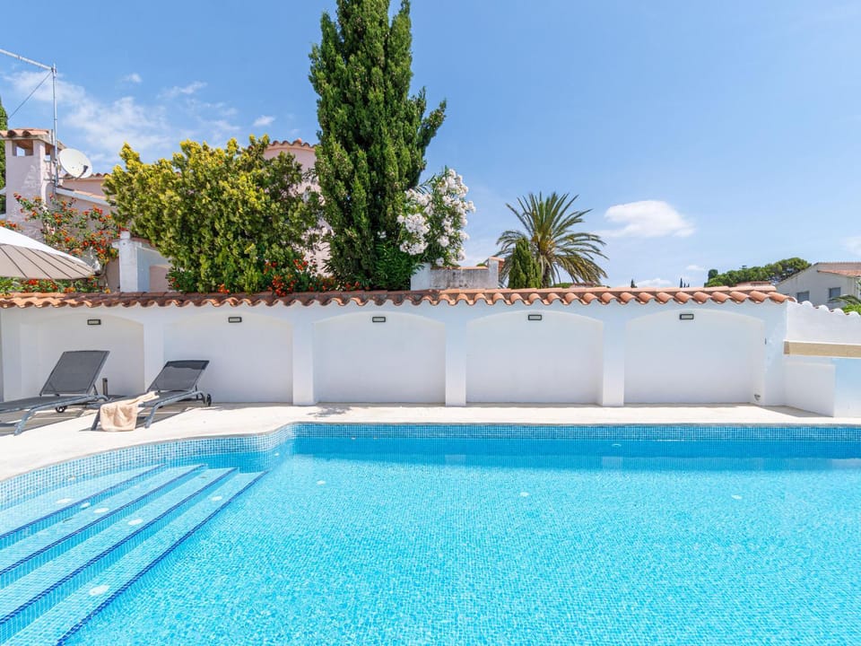 Villa de Lujo con Piscina Privada y Aparcamiento en Empuriabrava - HISP-288-67 Villa in Alt Empordà