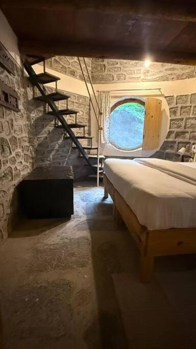Riverside Hobbit House 10mins from Bhimtal House in Uttarakhand