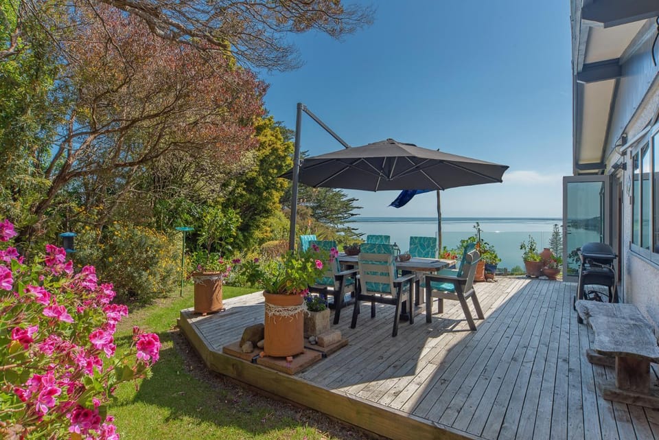 Sea Tide Views - Atawhai House in Nelson