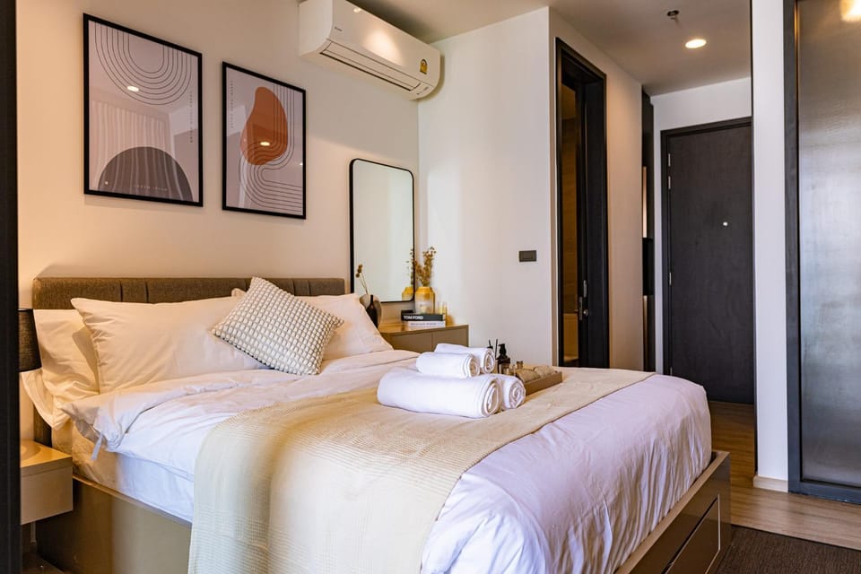 Bed, Bedroom, towels