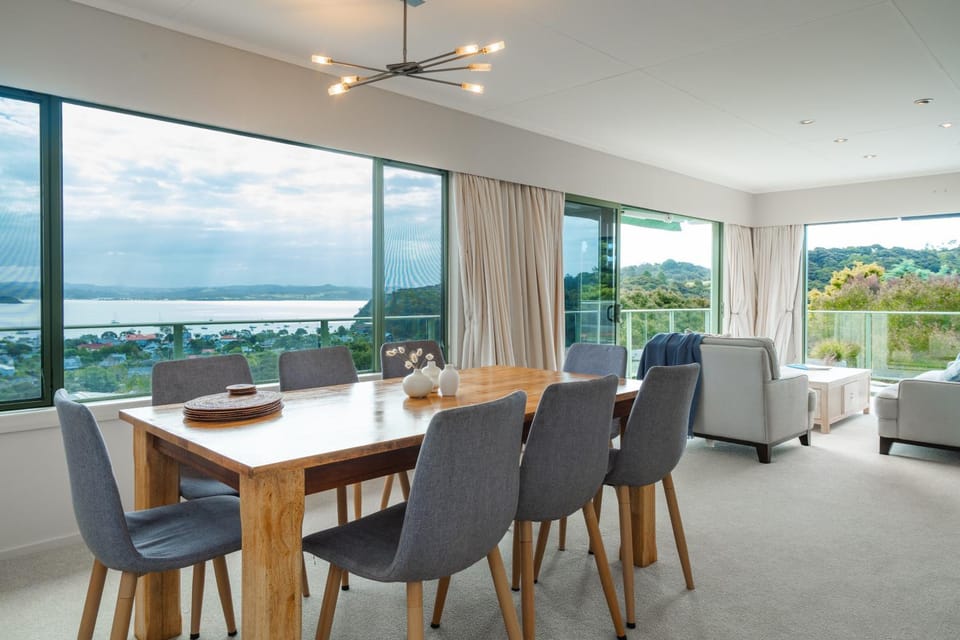 View (from property/room), Seating area, Dining area