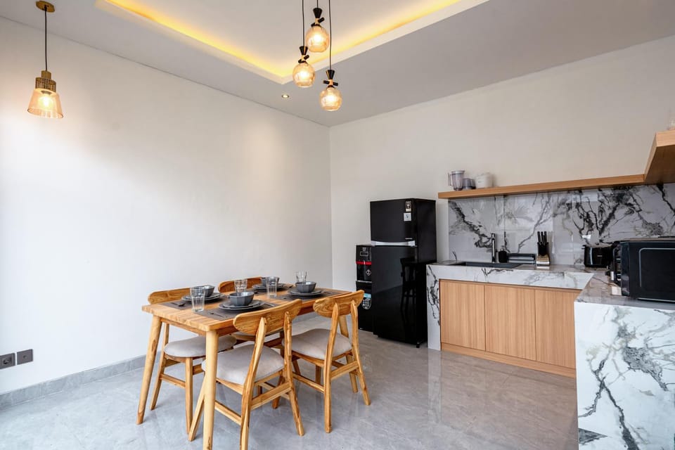 Kitchen or kitchenette, Dining area