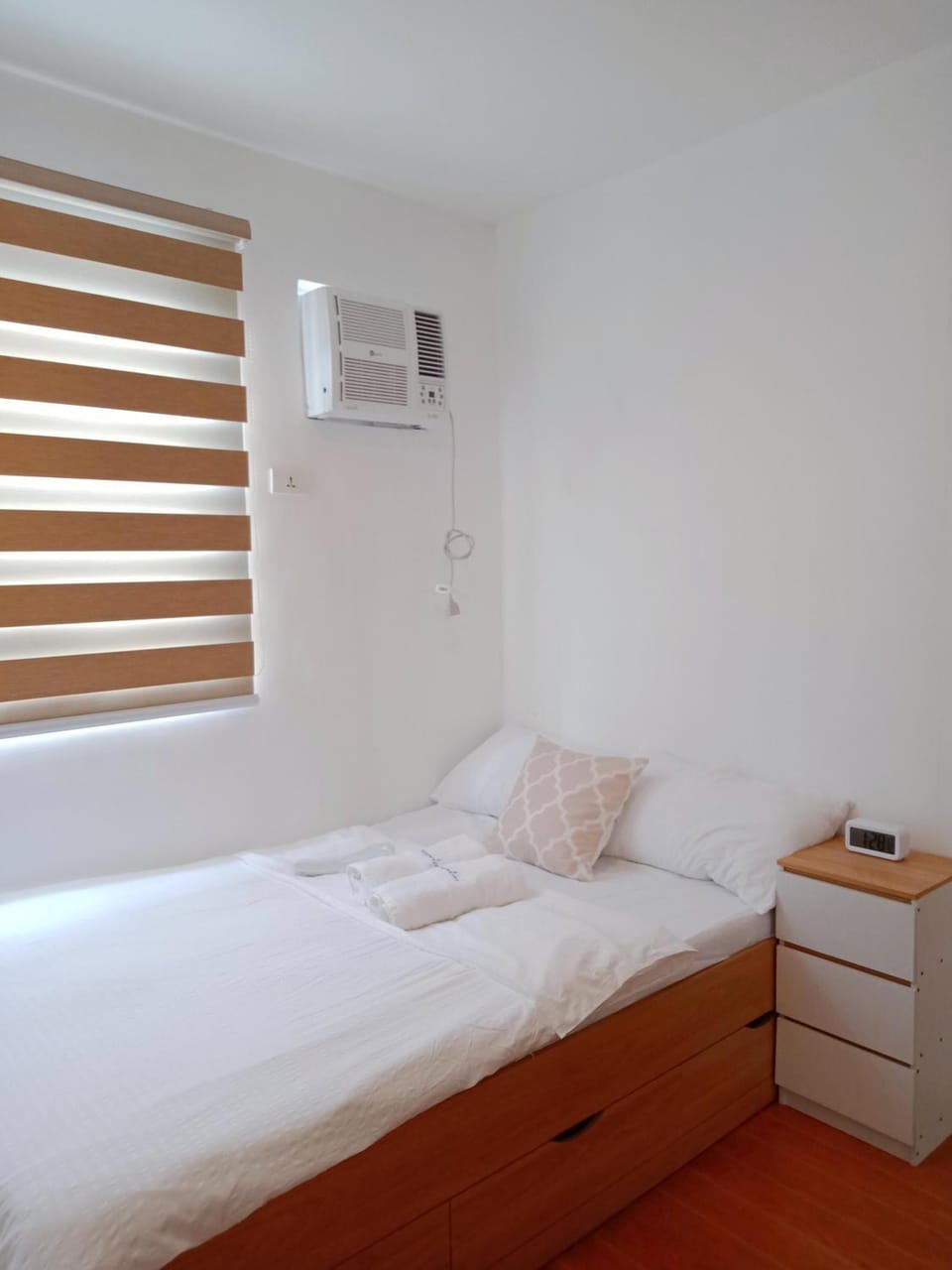 Bedroom, air conditioner