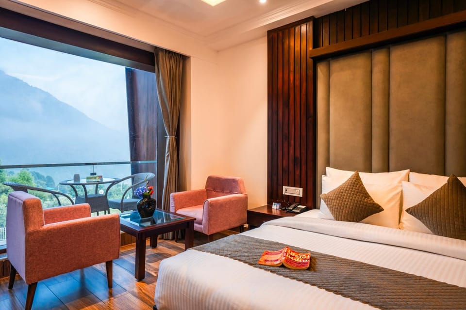 Photo of the whole room, Seating area, Mountain view