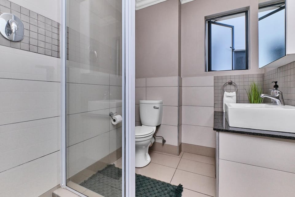 Shower, Toilet