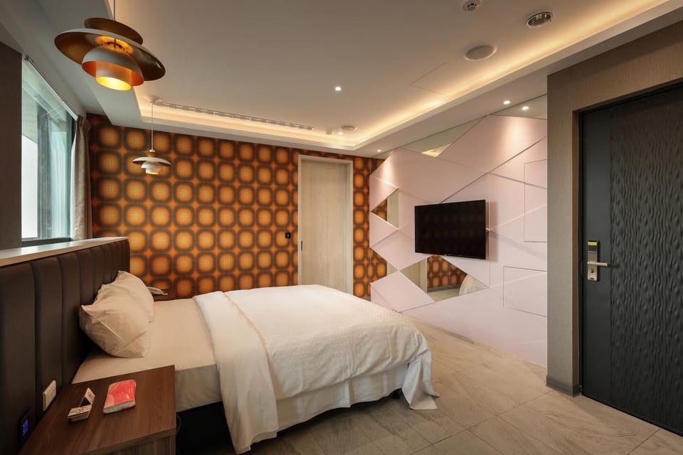 Bed, TV and multimedia, Bedroom