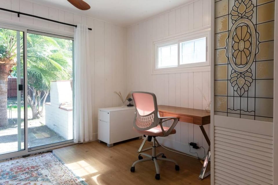 1970s Style Cozy Home with Fireplace Yard and Hot Tub House in Inglewood