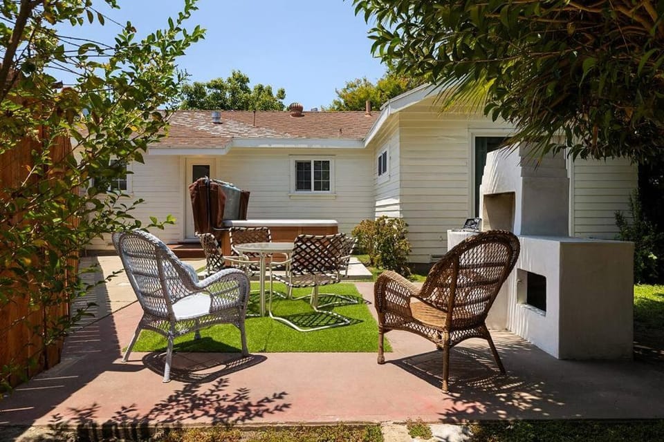 Property building, Patio, Day, Garden, Seating area, Garden view