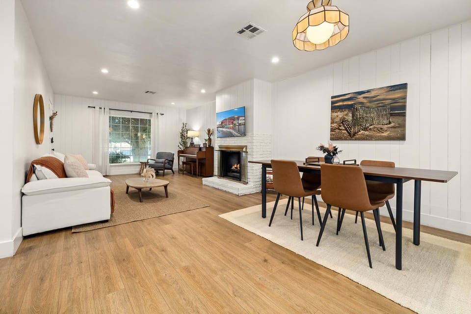 TV and multimedia, Living room, Seating area, Dining area