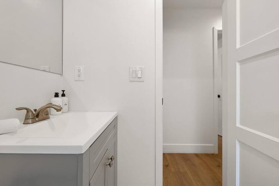 1970s Style Cozy Home with Fireplace Yard and Hot Tub House in Inglewood