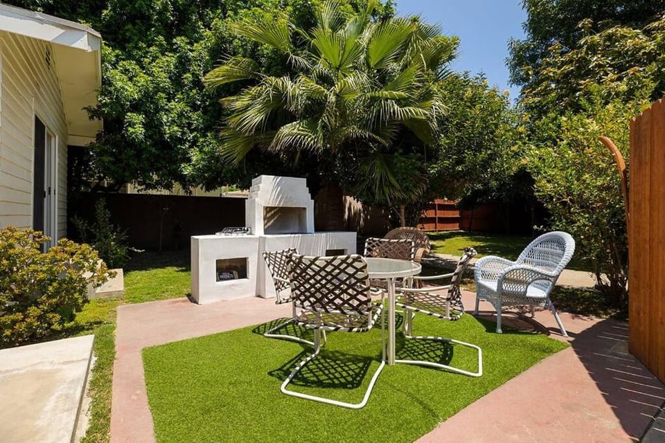 1970s Style Cozy Home with Fireplace Yard and Hot Tub House in Inglewood