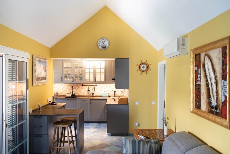 Kitchen or kitchenette, Seating area, Dining area, oven, stove