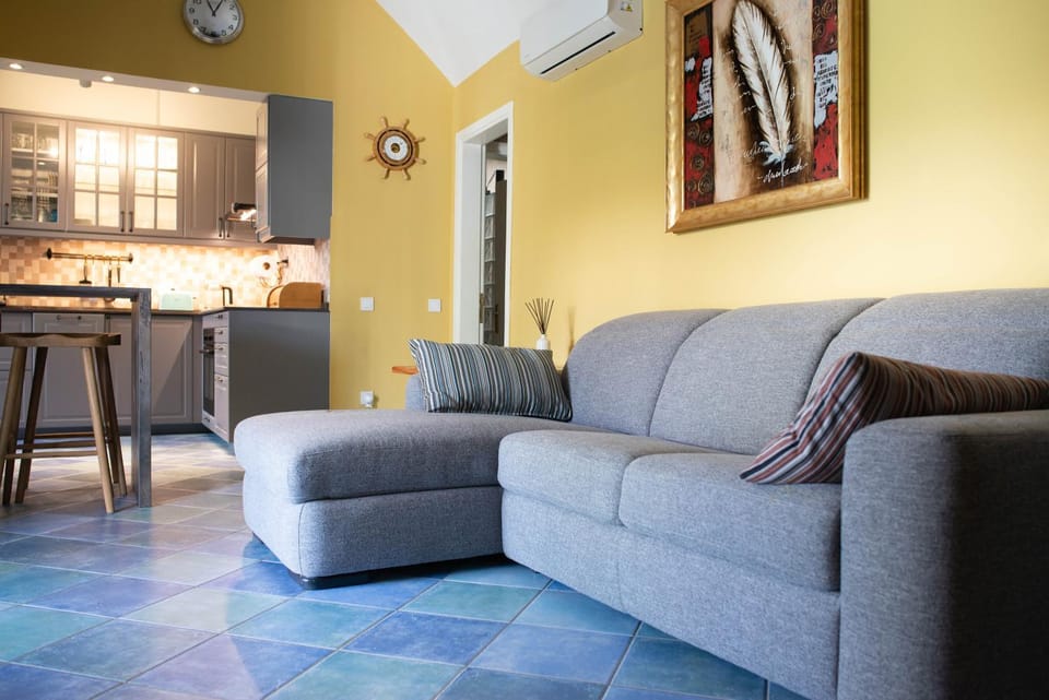 Kitchen or kitchenette, Seating area, Dining area