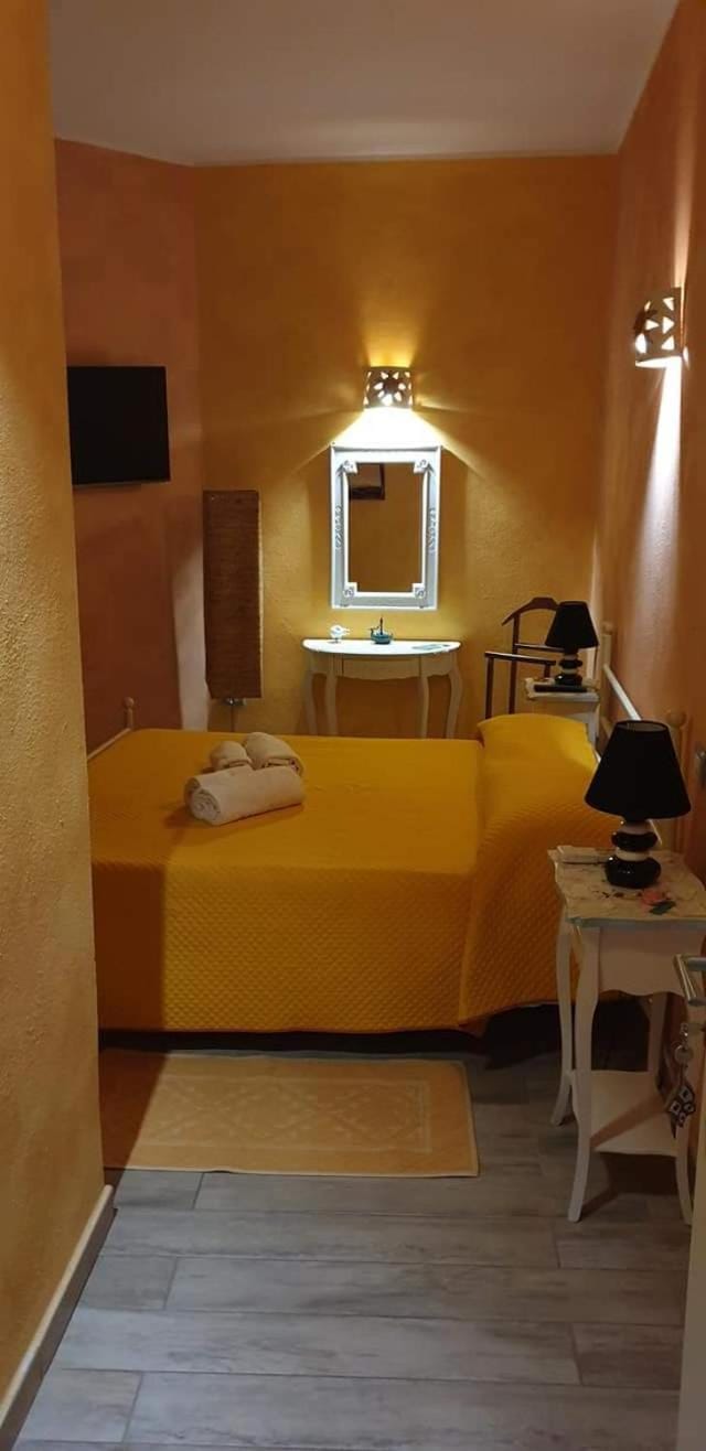 Bed, TV and multimedia, Photo of the whole room, Bedroom, hair dresser