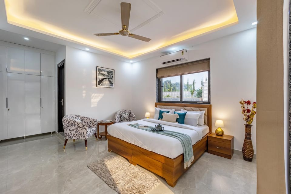 Bed, Living room, Photo of the whole room, Seating area, Bedroom, towels, wardrobe, air conditioner