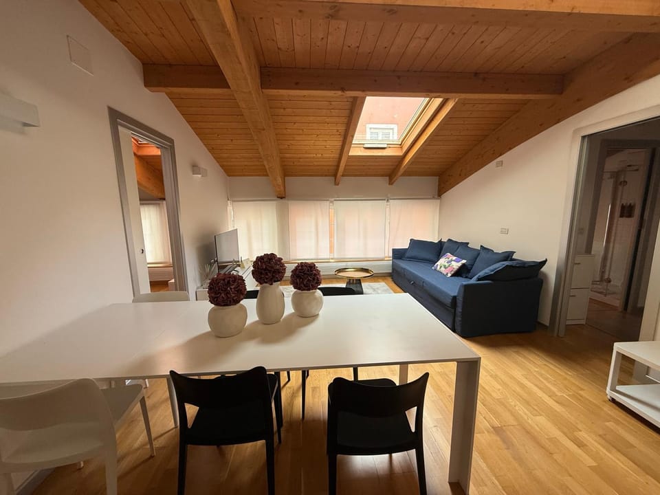 Communal lounge/ TV room, TV and multimedia, Living room, Seating area, Dining area