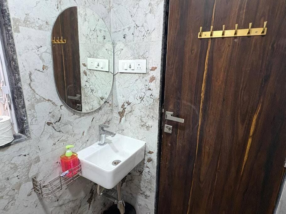 Chic Home - Bright 1 BHK close to Lilavati Hospital, Bandra west 602 Apartment in Mumbai