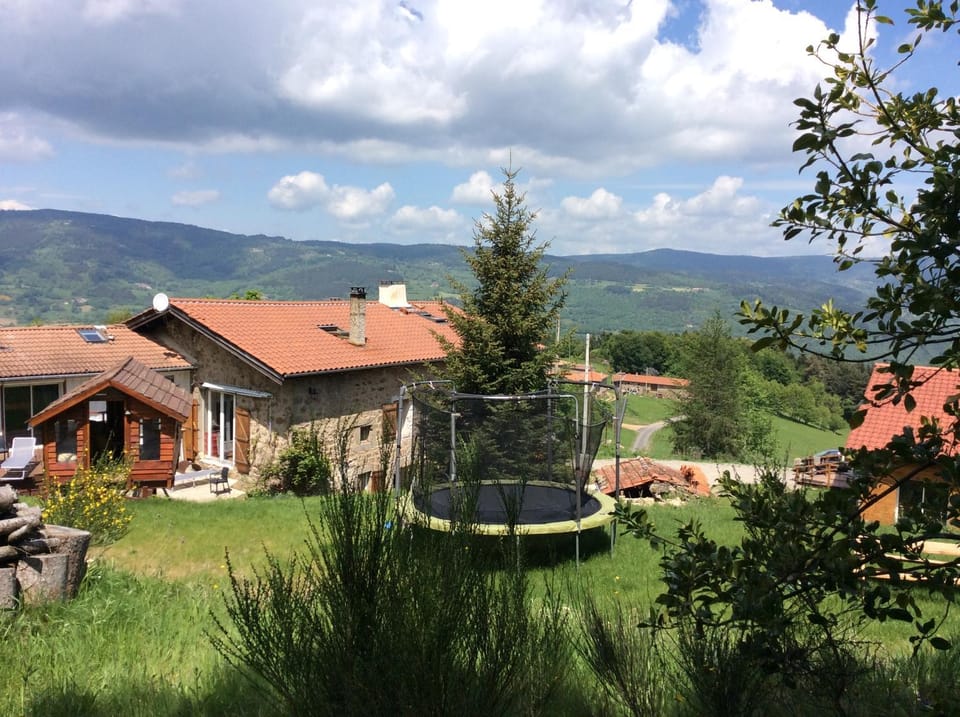 Maison avec piscine couverte 8 chambres 22 personnes au coeur de la nature House in Auvergne-Rhône-Alpes