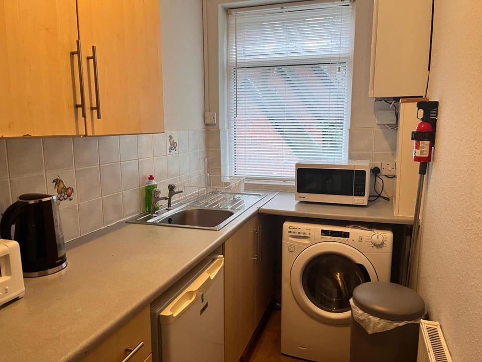 Kitchen or kitchenette, toaster, washing machine
