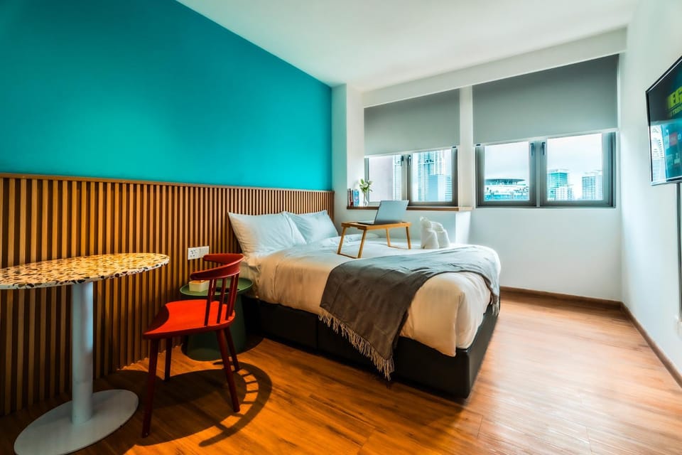 Communal lounge/ TV room, Bed, Bedroom, City view, air conditioner