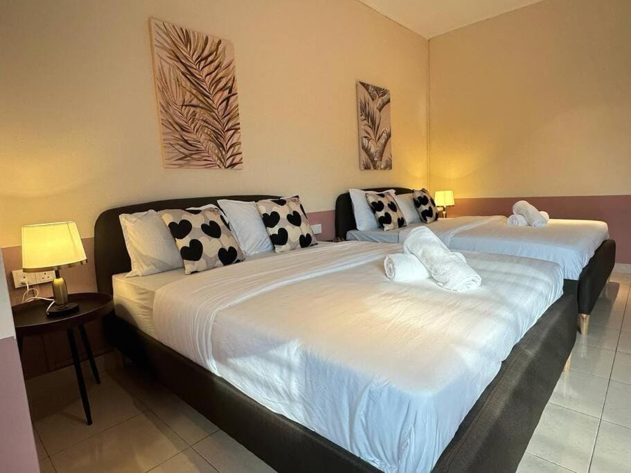 Loveable Home 11 Pax Mount Austin JB House in Johor Bahru