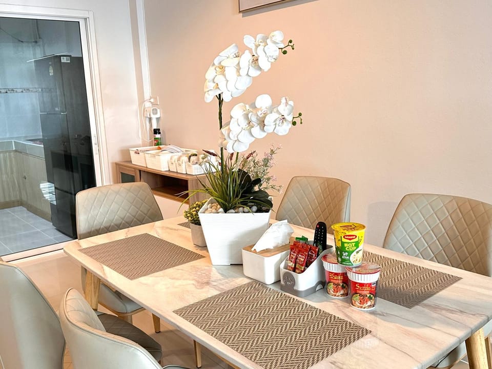 Restaurant/places to eat, Dining area