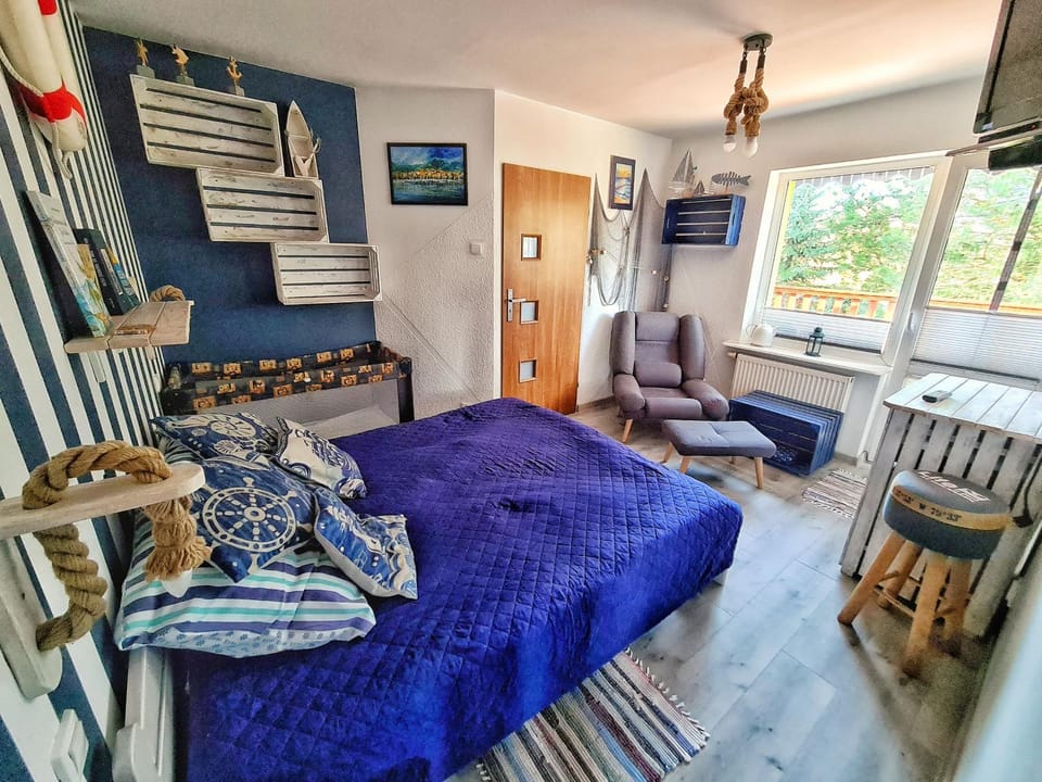 Photo of the whole room, Bedroom