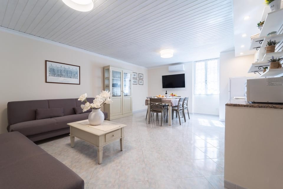 TV and multimedia, Kitchen or kitchenette, Living room, Dining area