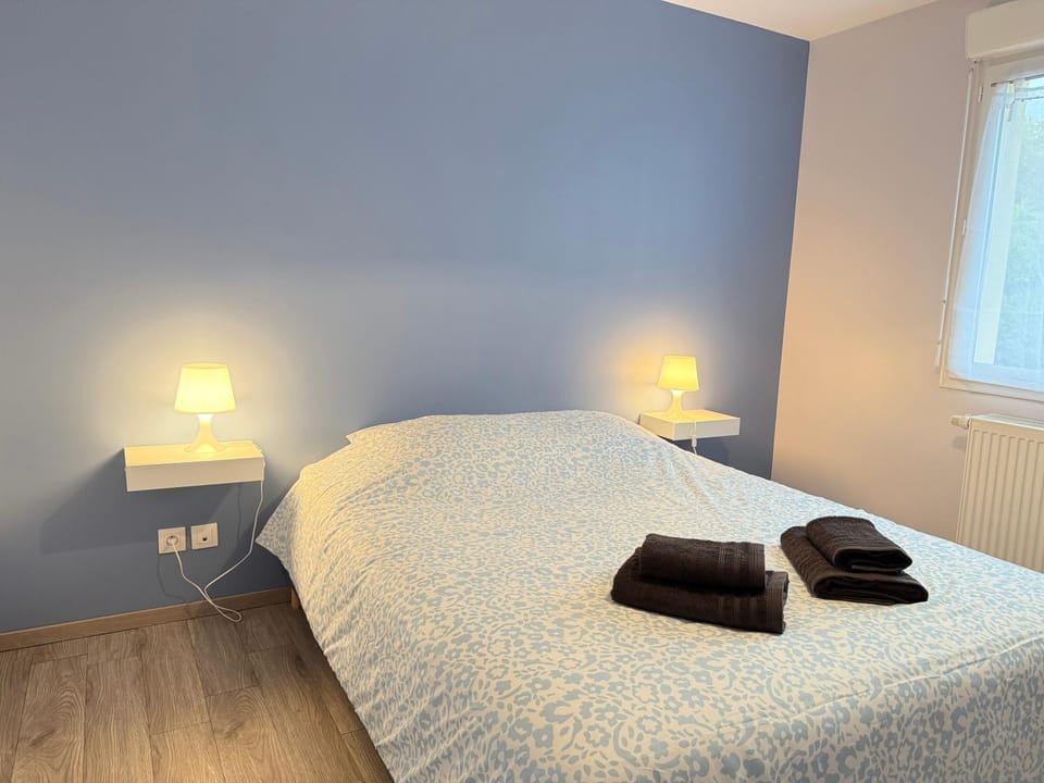 Photo of the whole room, Bedroom